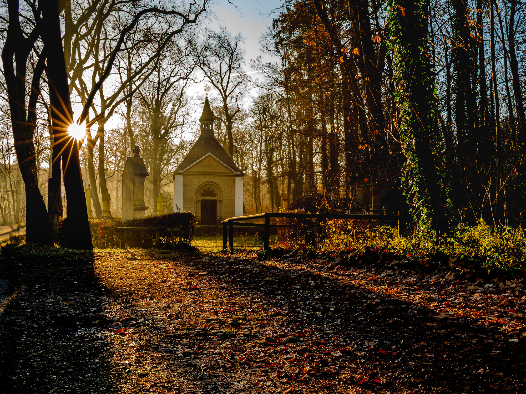 Waldkapelle im morgentlichen Sonnenschein